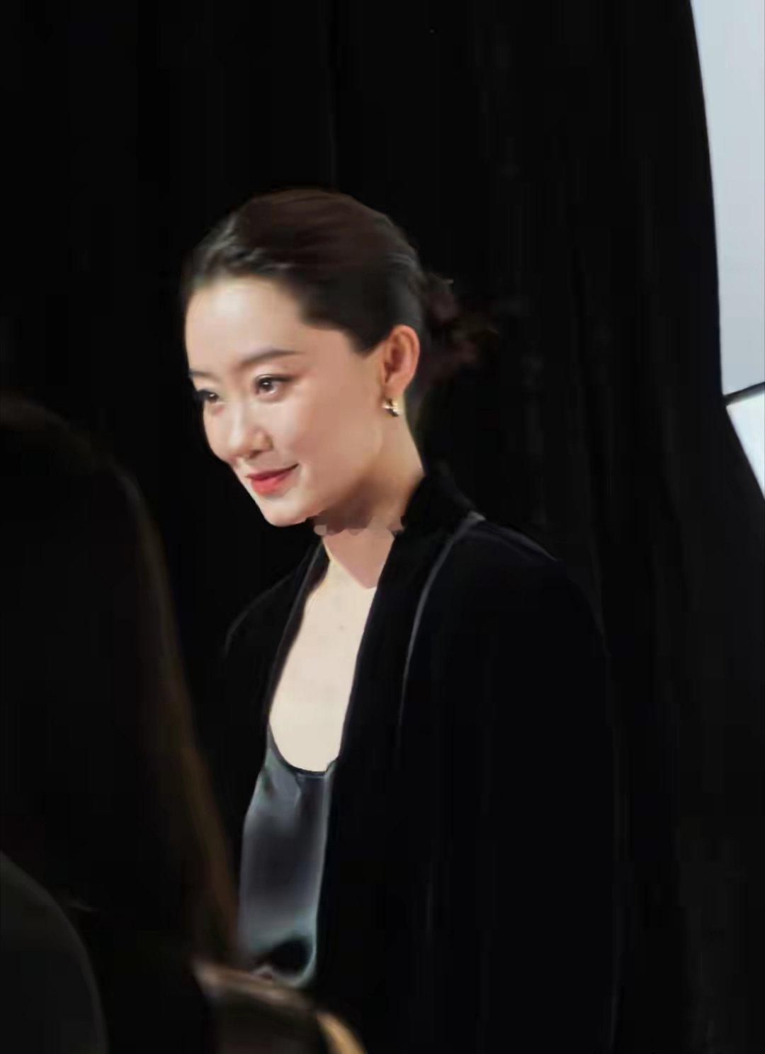 张小斐出席活动，穿黑色西服套装搭配盘发，女王范十足 ​​​