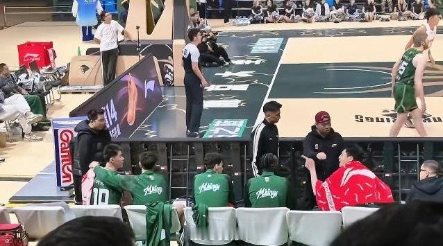 有矛盾还是应该放在更衣室里说，进入比赛就该全情投入，这才是职业的做法。赵柏清与郭