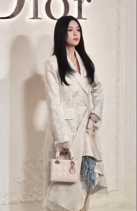 周也黑长直清冷感女神周也媒体镜头下的状态很多造型容易翻车，周也黑长直在媒体镜头里