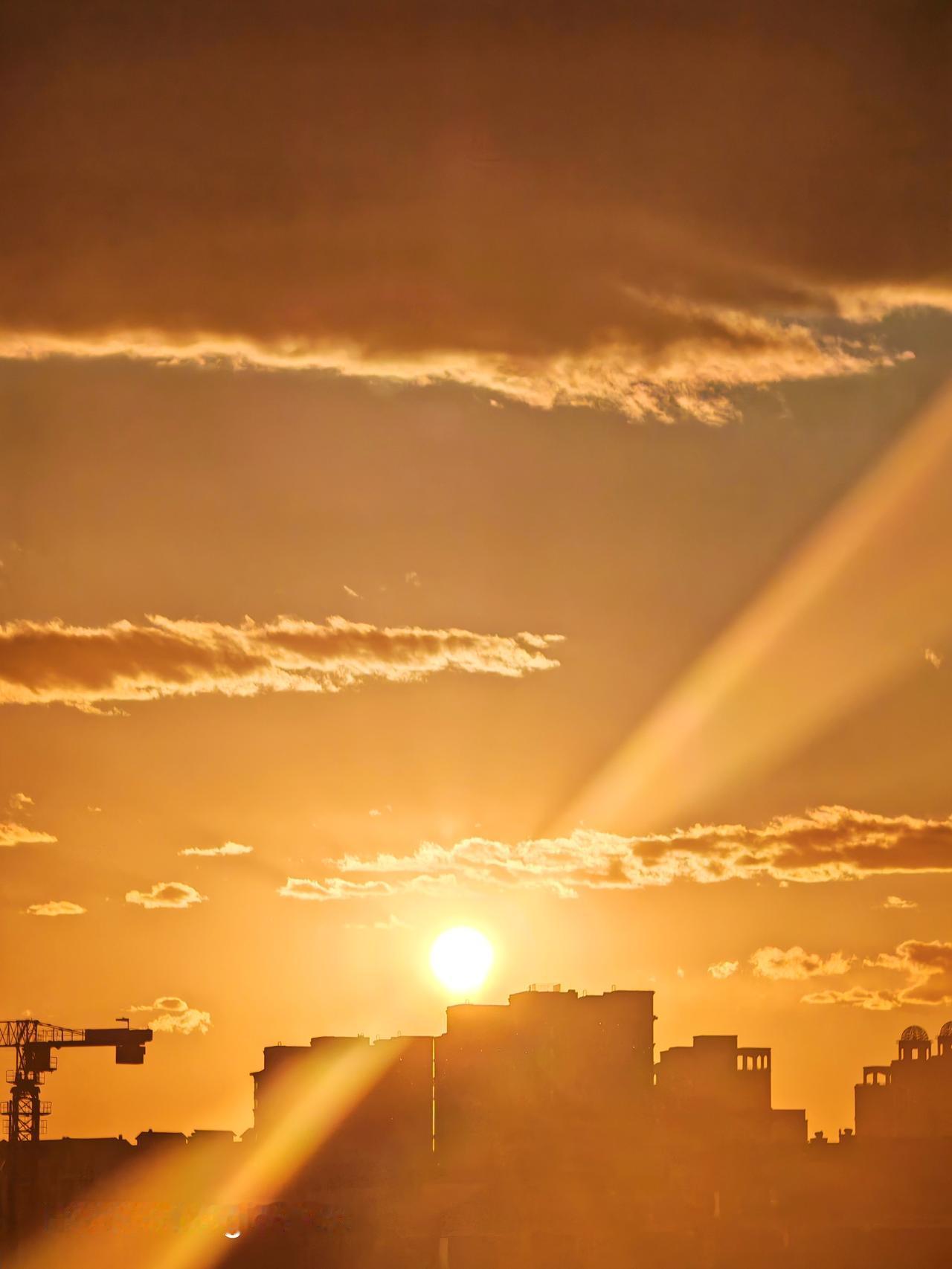 去天空之城打卡，真的太绝了！傍晚时分，夕阳西下，那余晖洒在大地上，整个世界都被染