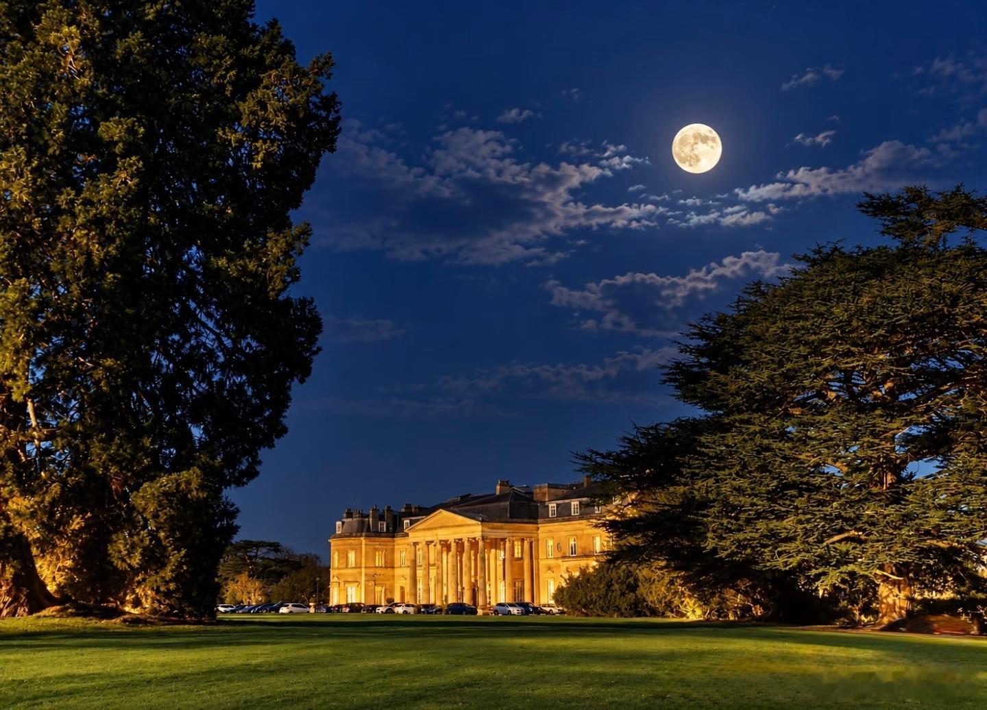 庄园月色月色下的 Luton Hoo，在一轮明月下显得格外典雅而宁静。深蓝色的夜