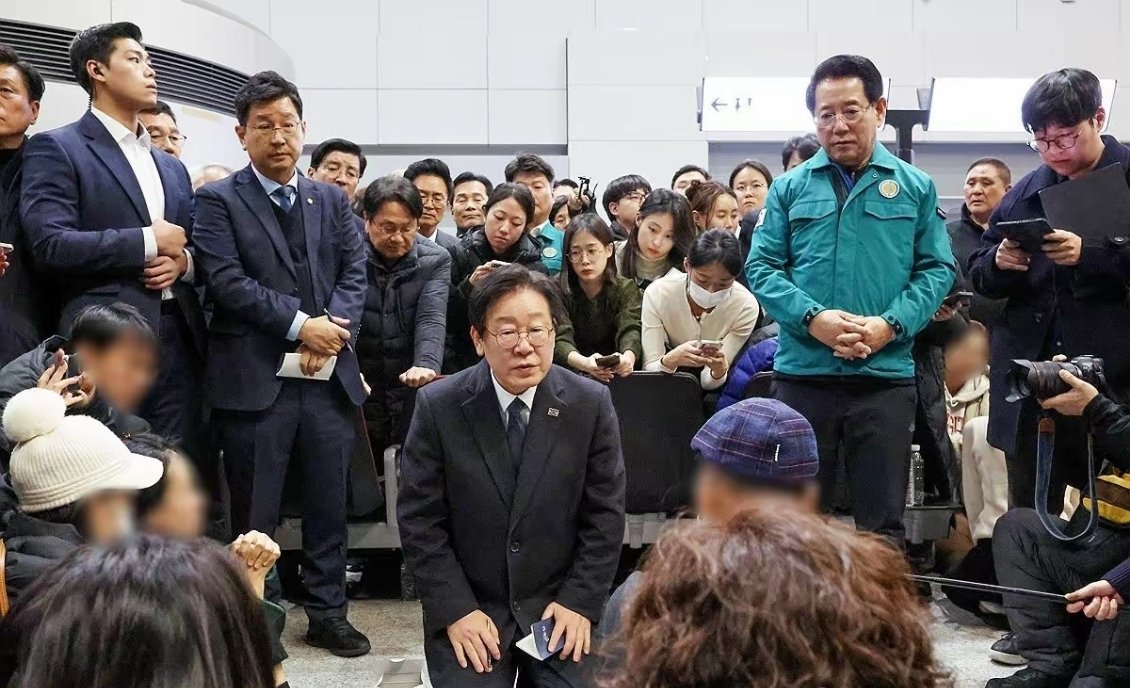 李在明跪在遇难者家属面前！今天晚上8点50分左右，韩国在野党共同民主党党魁李在明