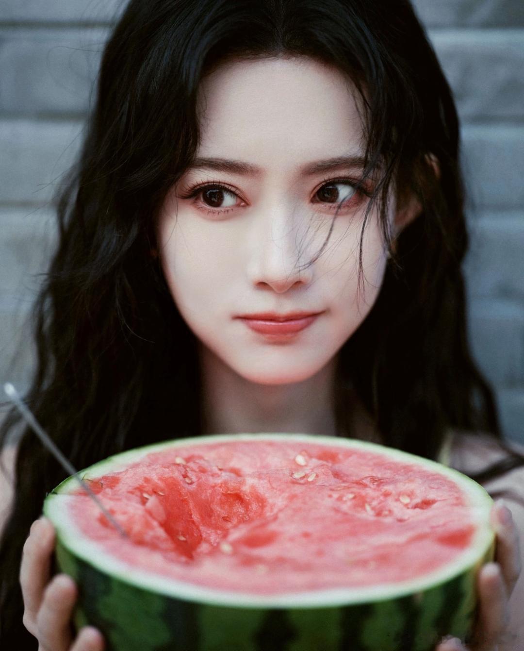 1.孟子义情商高，和她接触过的人都很喜欢她。2.周星驰捧艺人都不长久，因为他没啥