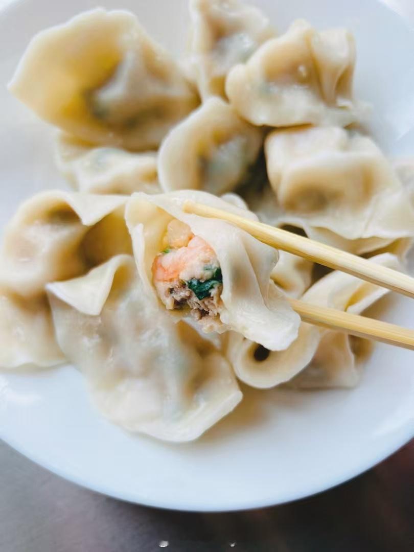 过年要吃饺子🥟，家家户户都会包饺子，将福气运气都包起来送下肚，来年的好运就都接