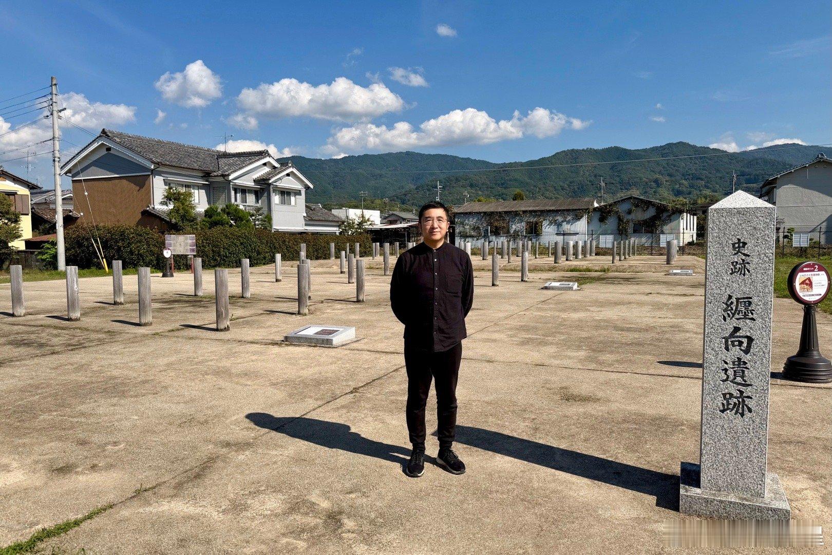 日本的二里头，缠向遗址和箸墓古坟。日本的早期历史由中国人记录。根据三国志记载，魏