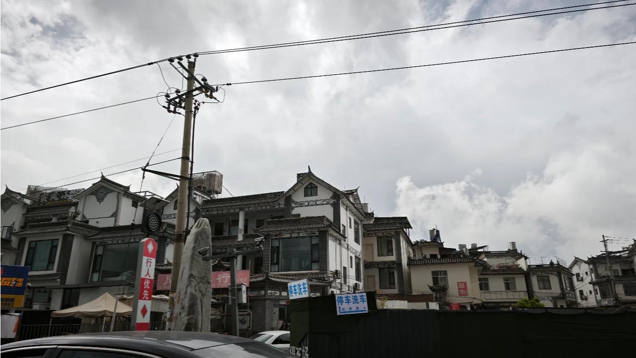 白墙黛瓦叠着层层云影，电线在天空织出细碎的网，大理的烟火气就藏在这寻常街巷里，慢