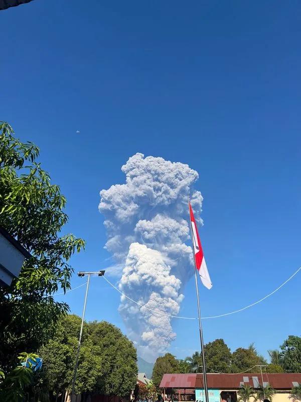周六，印度尼西亚当局恢复了对三名失踪登山者的搜救工作。此前，位于哈马黑拉岛的杜科