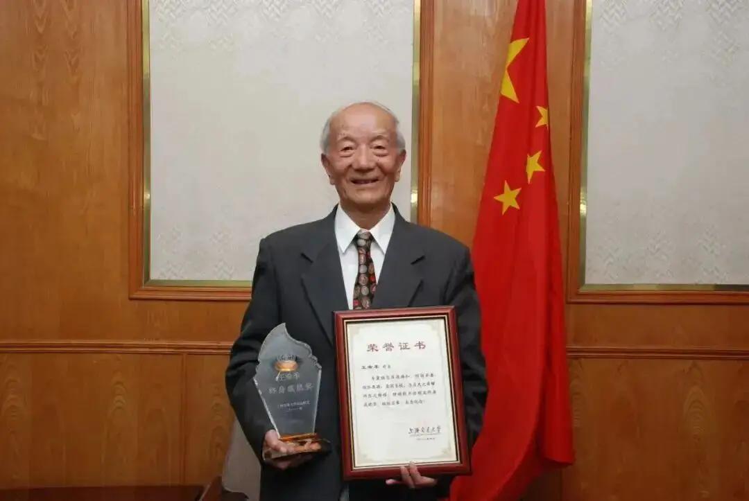 他是“两弹一星功勋奖章”获得者王希季院士，今天是他的105岁生日，我们为他祝福，