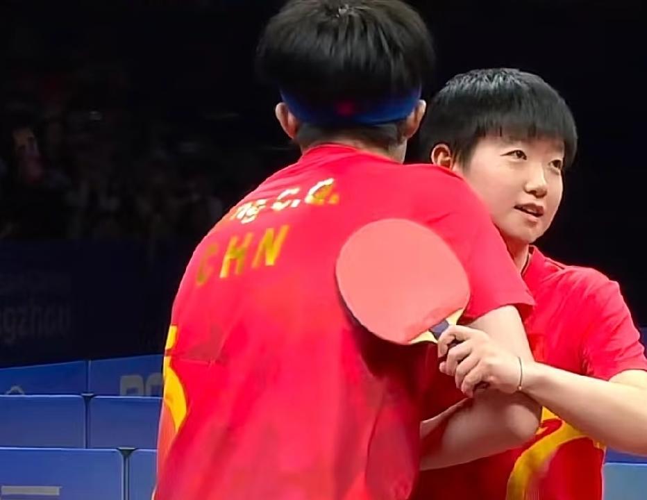 王楚钦孙颖莎赛后相拥，氛围感拉满！金牌背后是并肩作战的信任，一抱承载所有压力与喜