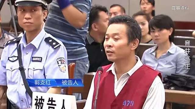 2013年冬天，1米5高的湖南富婆，被朋友硬生生塞入3米高的下水道。她把衣服逐一