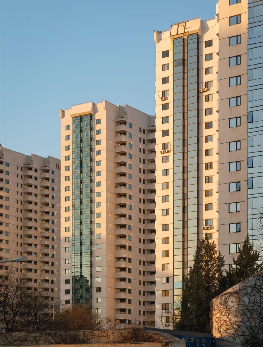 最近挺不舒服的
我妈就两个孩子，两套房，结果现在还好好的，房子却都给了我哥。说我