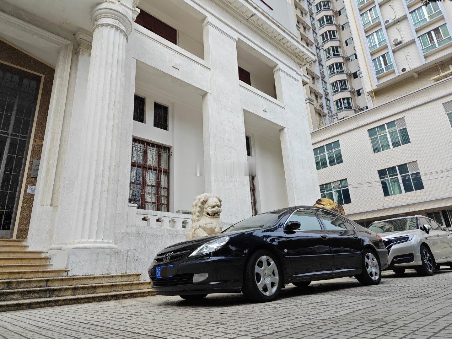 当百年法式建筑邂逅绝版法系座驾——标致607，时间的沉淀与匠心的辉映交织出一幅别