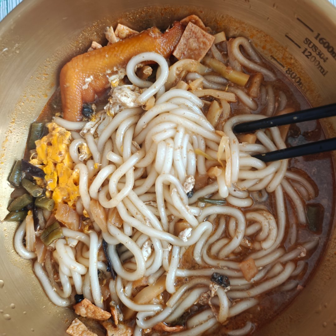 早餐来啦啦啦不知道吃什么煮了一碗好欢螺土豆粉 ​​​