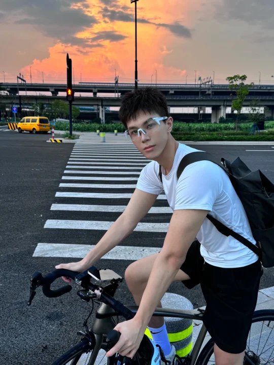 夕阳和骑车，缺一不可