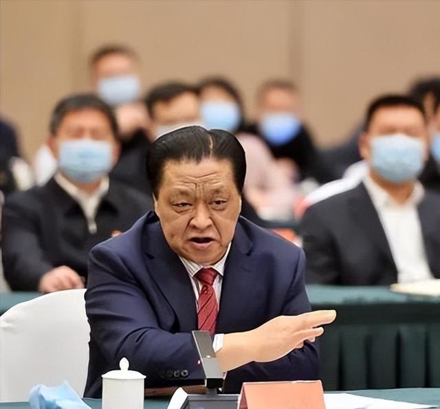 “我们不允许中国公司培养种鸡，如果不听，后果自负！”2019年，一间宽敞的企业会
