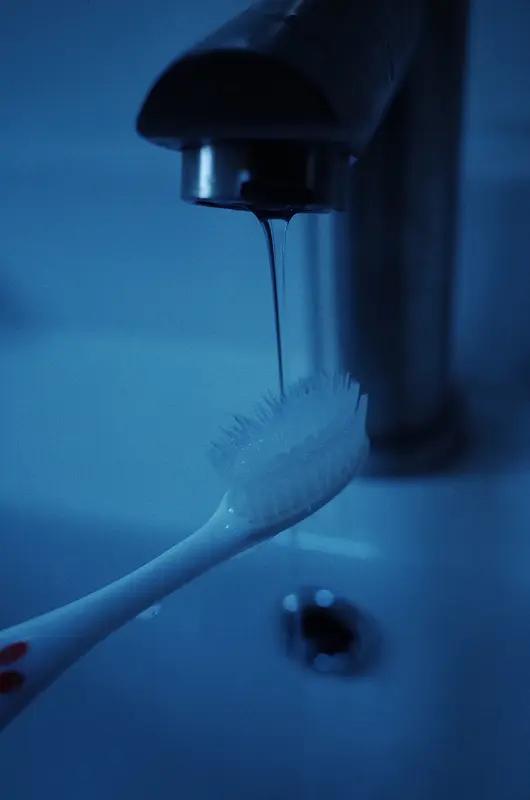 建议晚上提前洗漱冲上热搜，你是不是玩着手机懒得动，结果越熬越晚，大家可以试试21