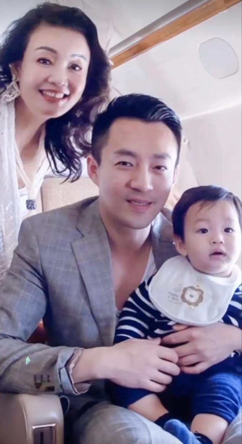 这张一家三代人家庭照好看，奶奶年轻漂亮，爸爸儒雅帅气，孙子可爱萌萌哒。不得不说张