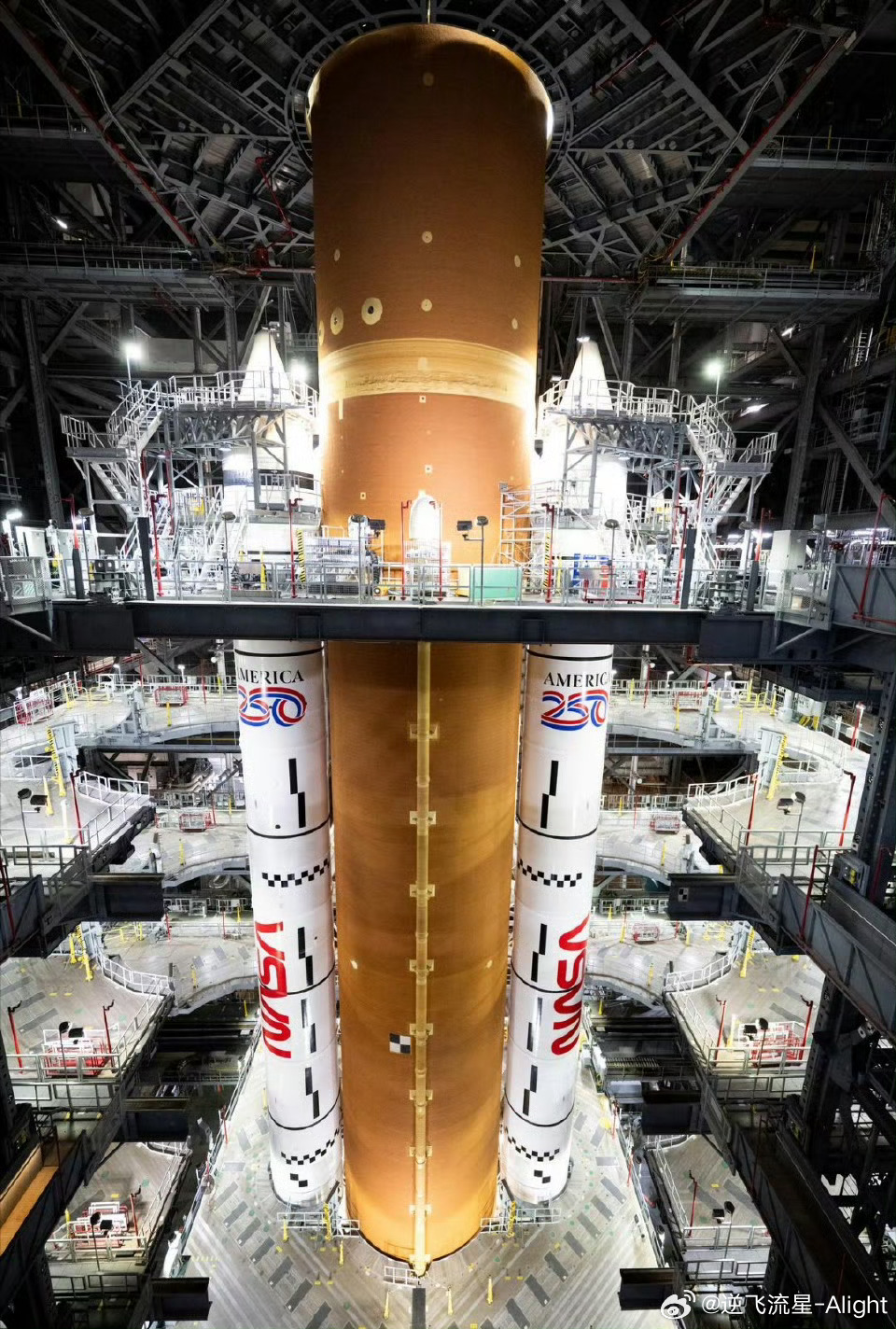 即将执行阿尔忒弥斯二号载人绕月任务的SLS火箭已完成最后准备，将在半个月内转运至