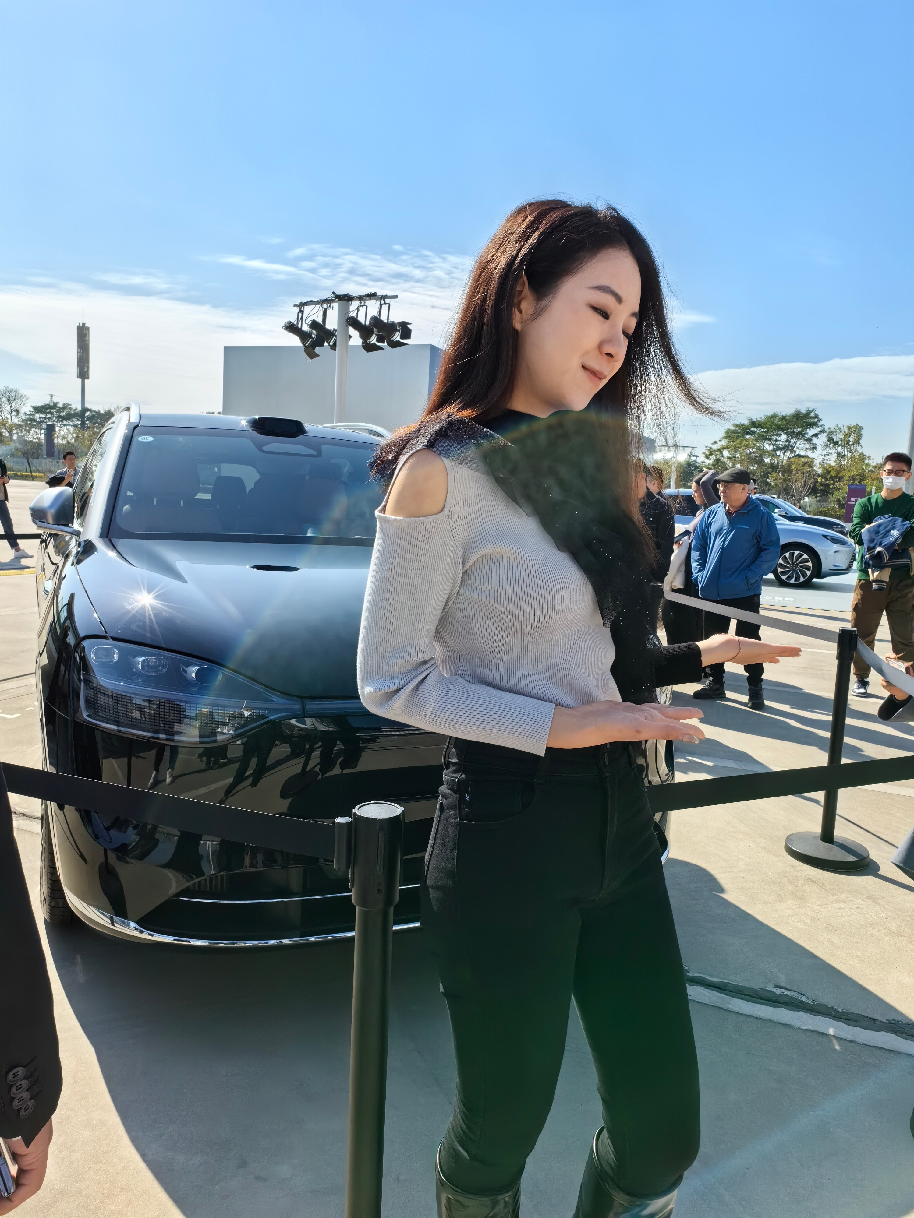 #华为发布旗舰suv问界m9# 第一眼被m9的美震撼，强大的视觉冲击力，摄像头阵