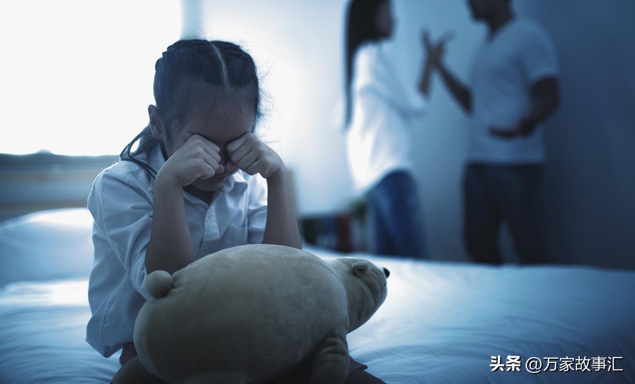 我四岁那年我妈就没了，从小是爷爷奶奶把我带大的。我爸脾气特别爆，一点小事就大声吼