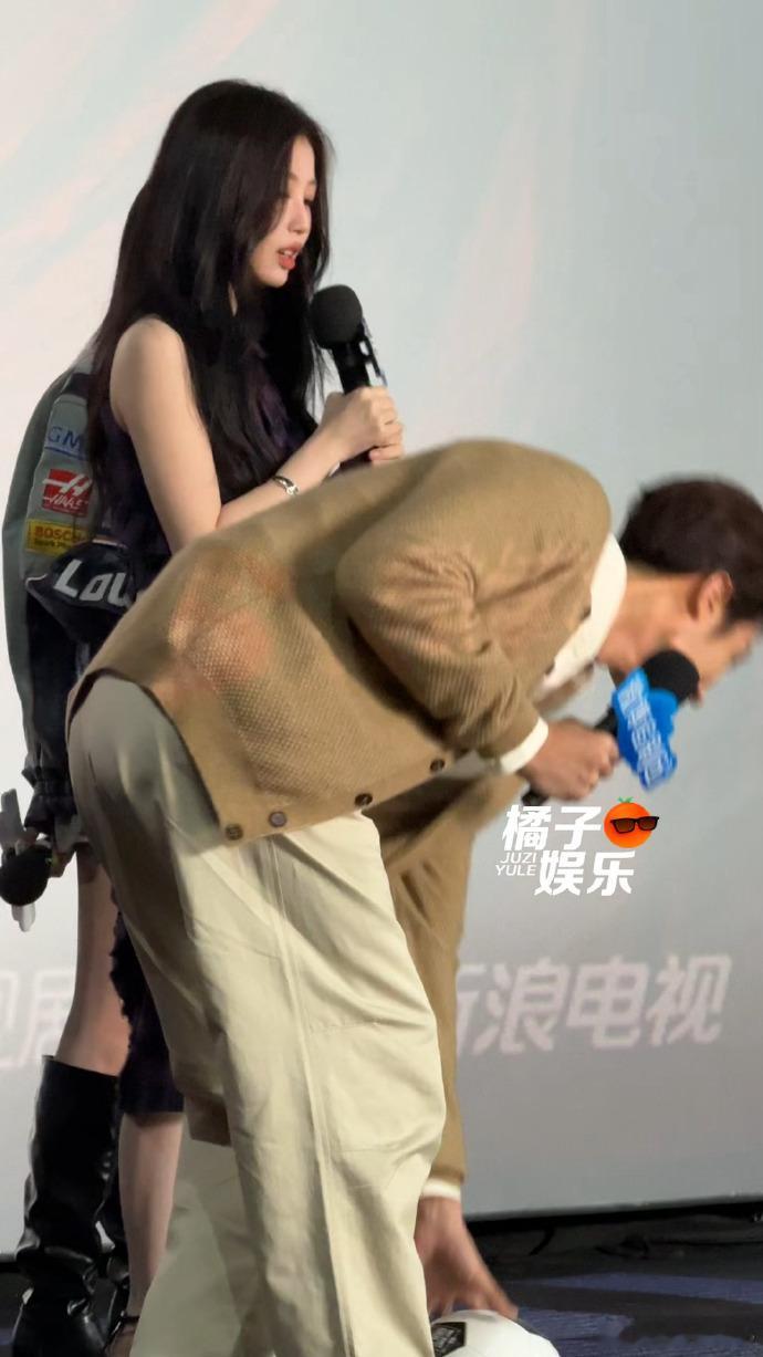 陈靖可嘴角就没下来过陈靖可一直看着虞书欣笑 全程盯妻笑，陈靖可你收敛一点。 