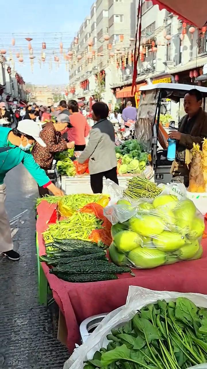 东关大街热闹早市。
东关大街时令果蔬日用土杂皆有，期待再现繁华。
