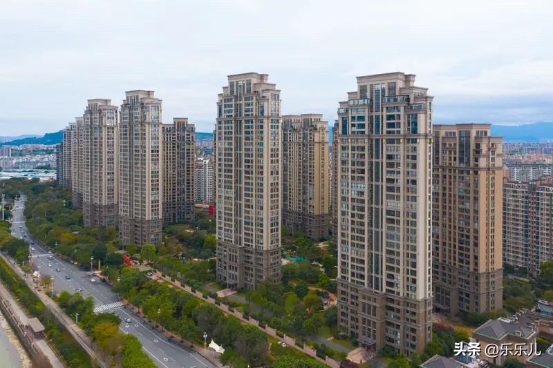 厦门楼市：

看板块数据就很直观：
厦大板块去年从5.2万跌到4.1万，一口气跌