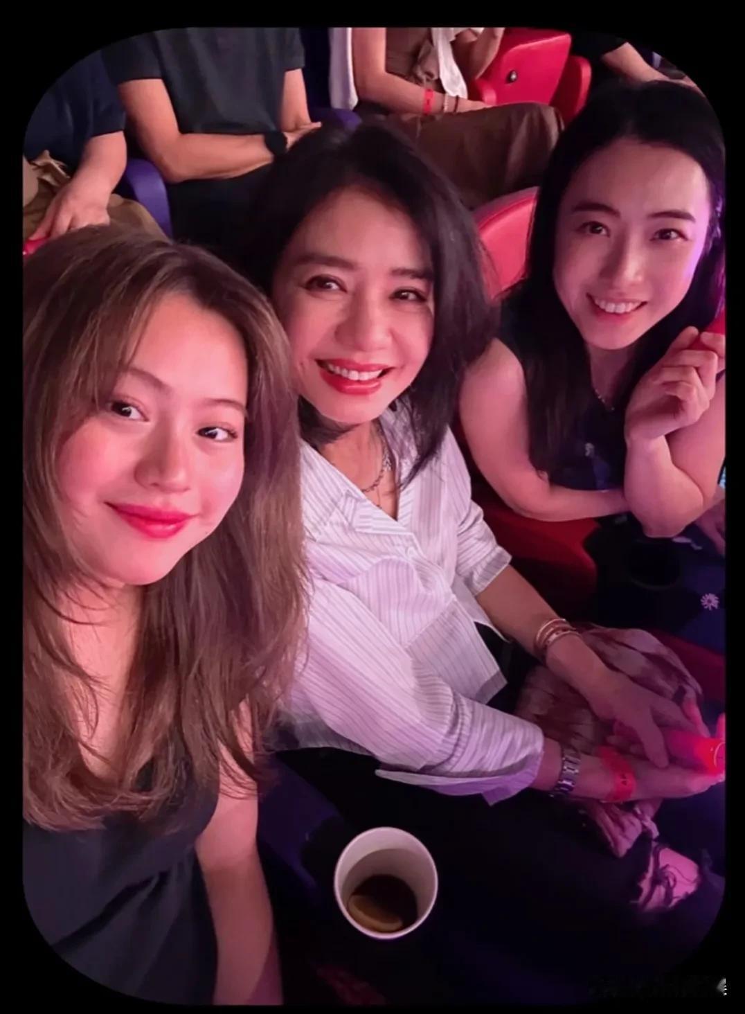 甘比带着女儿刘秀桦，和好友钟楚红，一起捧场郑秀文的演唱会！
郑秀文，钟楚红和甘比