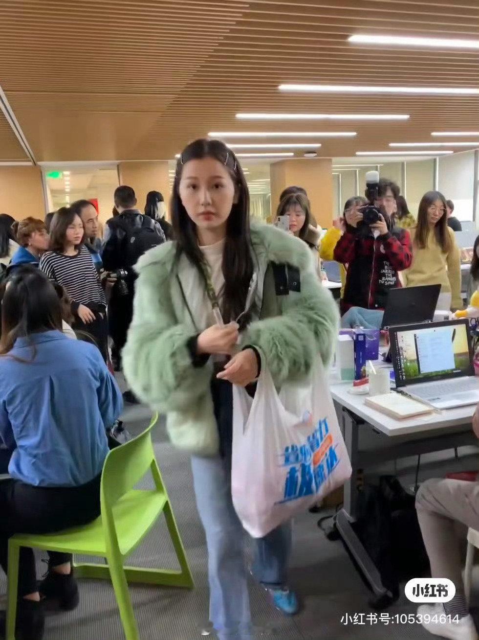 2019 年虞书欣扫楼的照片，那时的她或许还不被太多人知晓，但一路拼搏努力，如今