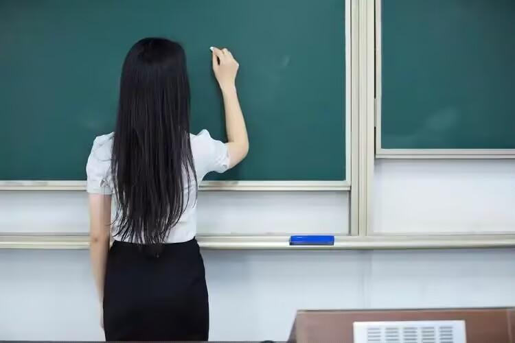 教书十年第一次被骂“瞎眼”，我攥紧拳头没还口只因为我是老师
 
今天的课是我教学