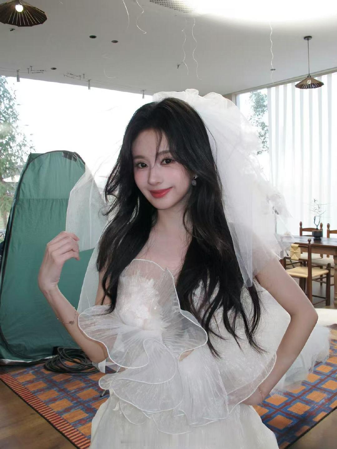 郑合惠子签了杨幂的新公司杨幂挺肯帮扶新人的，又是自己公司的，资源会好很多，郑合惠