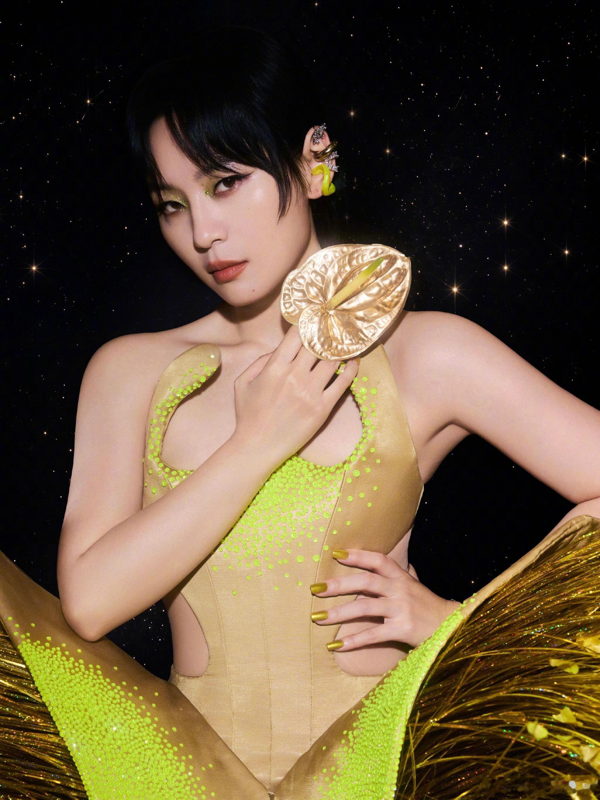 周笔畅麦穗造型 谁被周笔畅这套金色麦穗礼服狠狠惊艳住了周笔畅荧光绿礼服