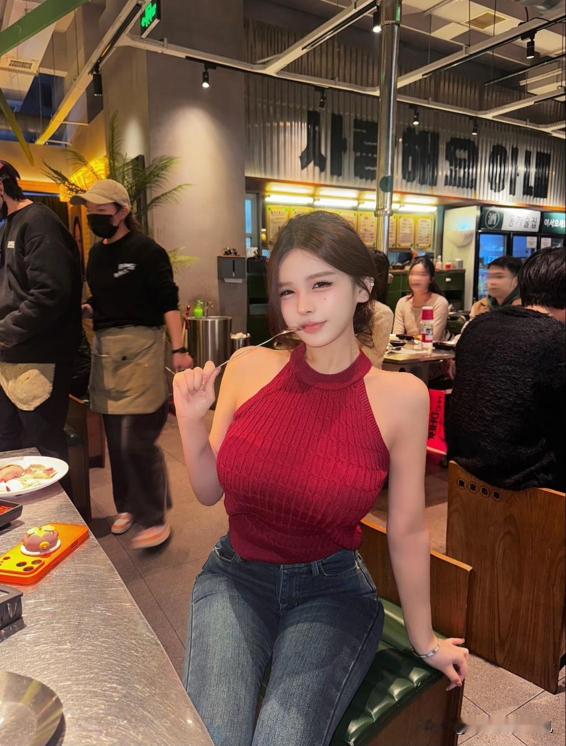 其实真不用二选一，钱和心意都得到位才叫贴心。
 
逢年过节给点红包，让他们买爱吃