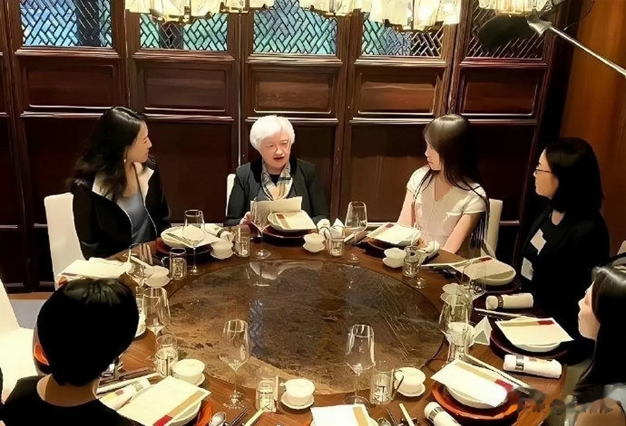 美国财长很聪明，入乡随俗搞起了地摊文化，请来几位北京知识女性，走进一家普通菜馆，