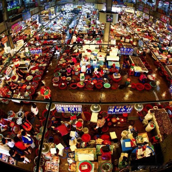 在胖东来的停车场看到收费牌的时候，我心里一惊，原来是要收费的，我以为是不收费的呢