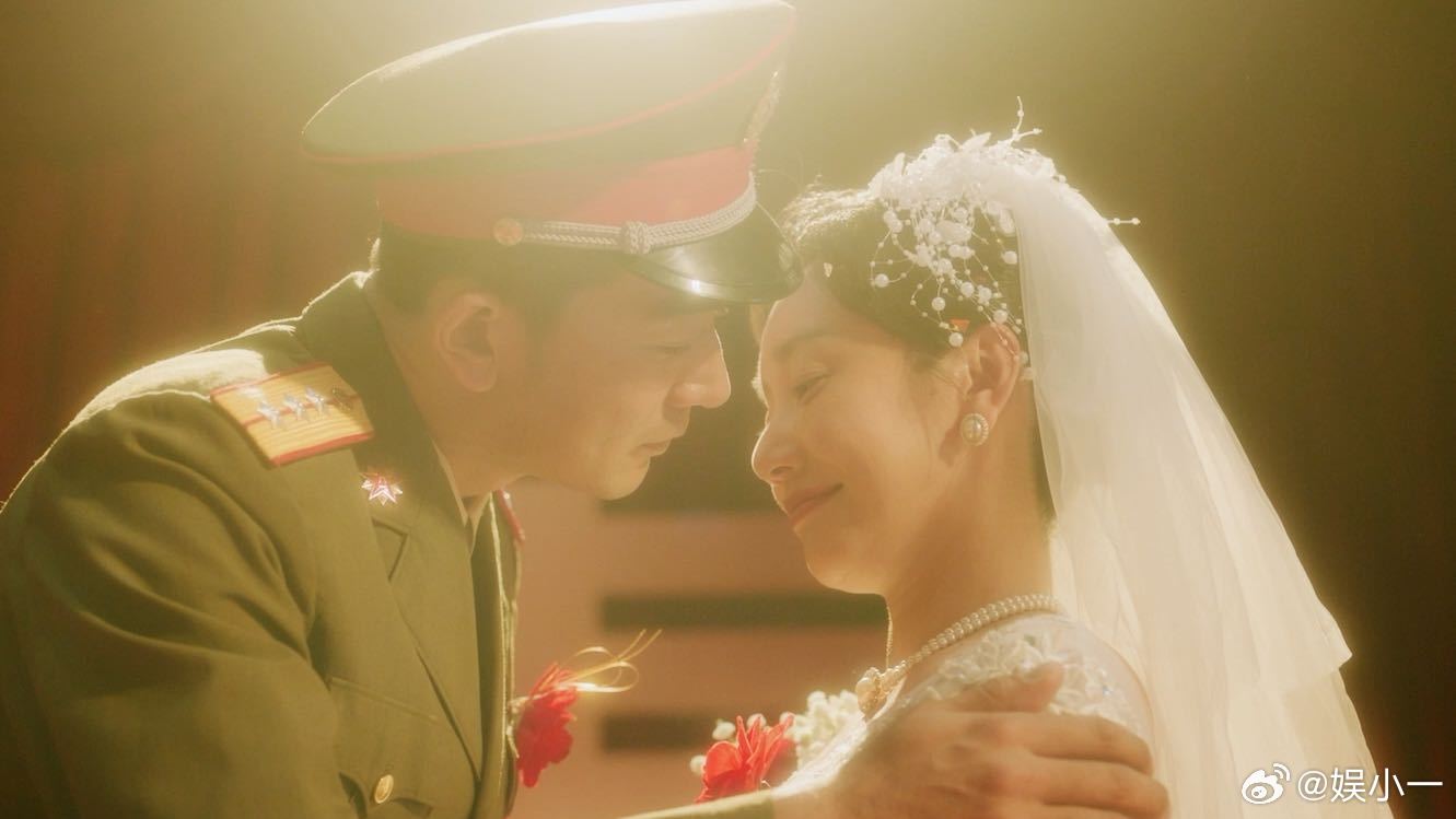 董晴一部一个有效出演唱着送君送到大路旁的李娟🎤，那时候根本想不到这是最后一次相