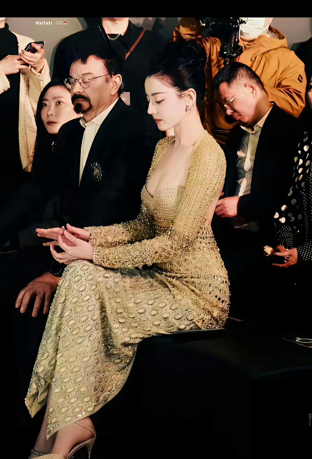 几张可以封神的照片，真的可以说是美若天仙了！
她美成这个样子如果不火，真的有点说