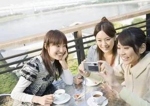 闺蜜喝醉酒说过一句大实话：“女人的快乐，说白了就是被撩。嘴上说着‘别闹’‘讨厌’