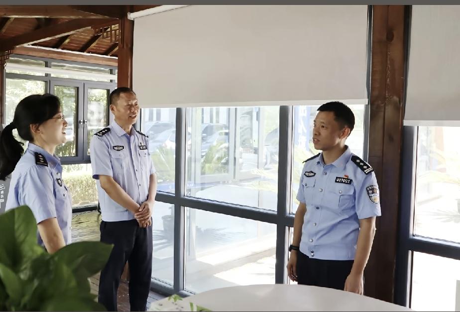 这个蓝衬衫的领导真年轻！那么问题来了，看警号能不能猜出来他是什么职务？警号是02