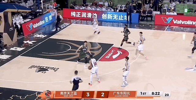 南京男篮vs广东男篮 胡明轩今天开得比较早，一次反击空切，一次反击一条龙2+1，