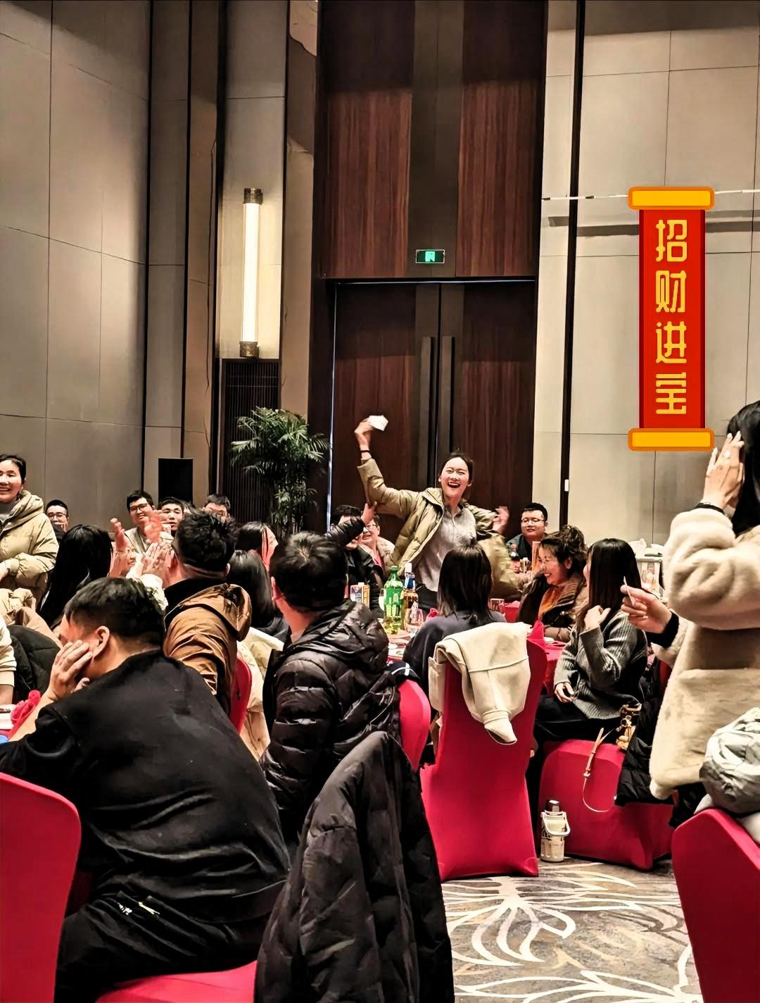 昨天公司聚餐，
老板大气挥手：
“带上家属，一起热闹！”

结果那个刚来的00后
