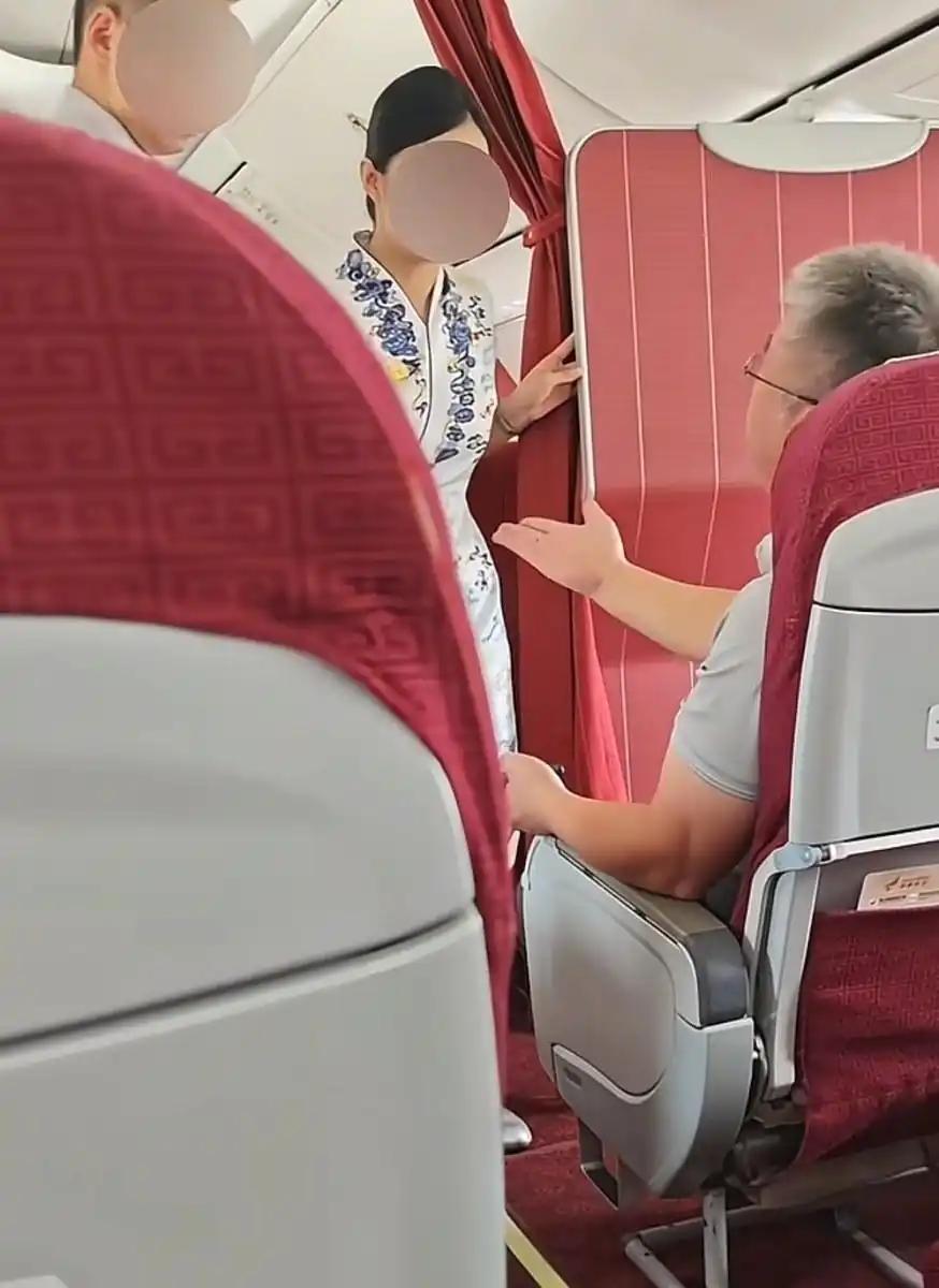 你说气不气人？在海航的一架航班上，一名男子花了 150 块钱办理升舱，换到了前面
