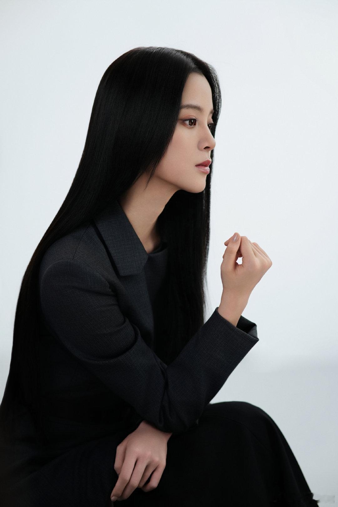 松下花芯系列吹风机代言人欧阳娜娜 一袭白裙端坐红毯，指尖流淌大提琴旋律🎻发丝如