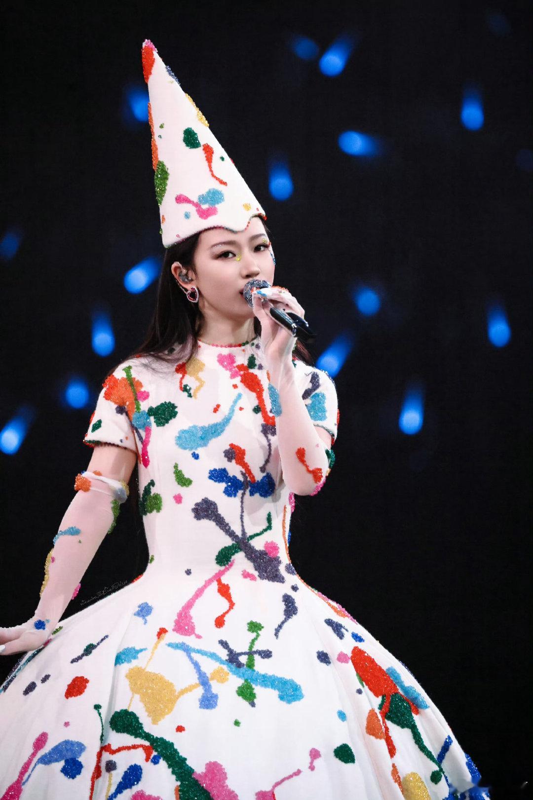 单依纯演唱会秋冬高定 单依纯演唱会蛋糕裙造型谁被单依纯这套舞台造型惊艳到！重工秋