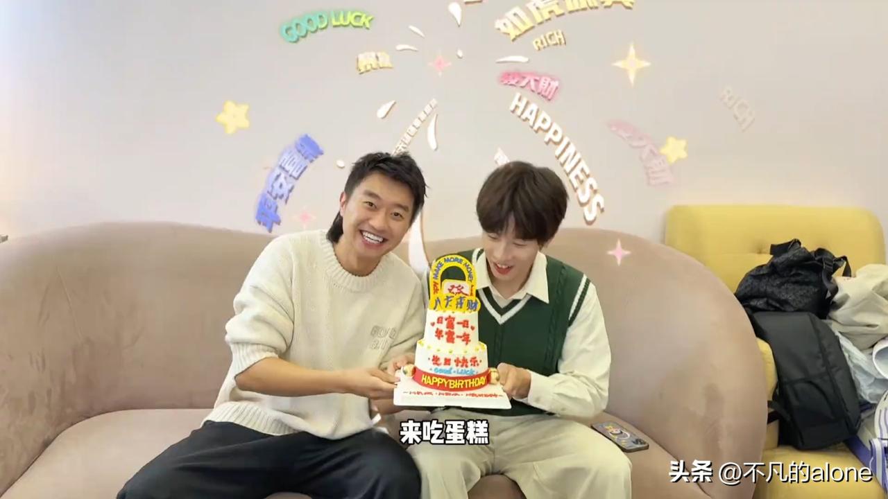 3月21日，赵子豪晒出给林高远庆生的生日花絮，兄弟俩笑得好开心呀。

赵子豪是第