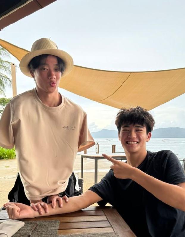 杨威儿子曹格儿子晒合照 杨阳洋Joe合照了！大家都有在好好长大~ ​​​