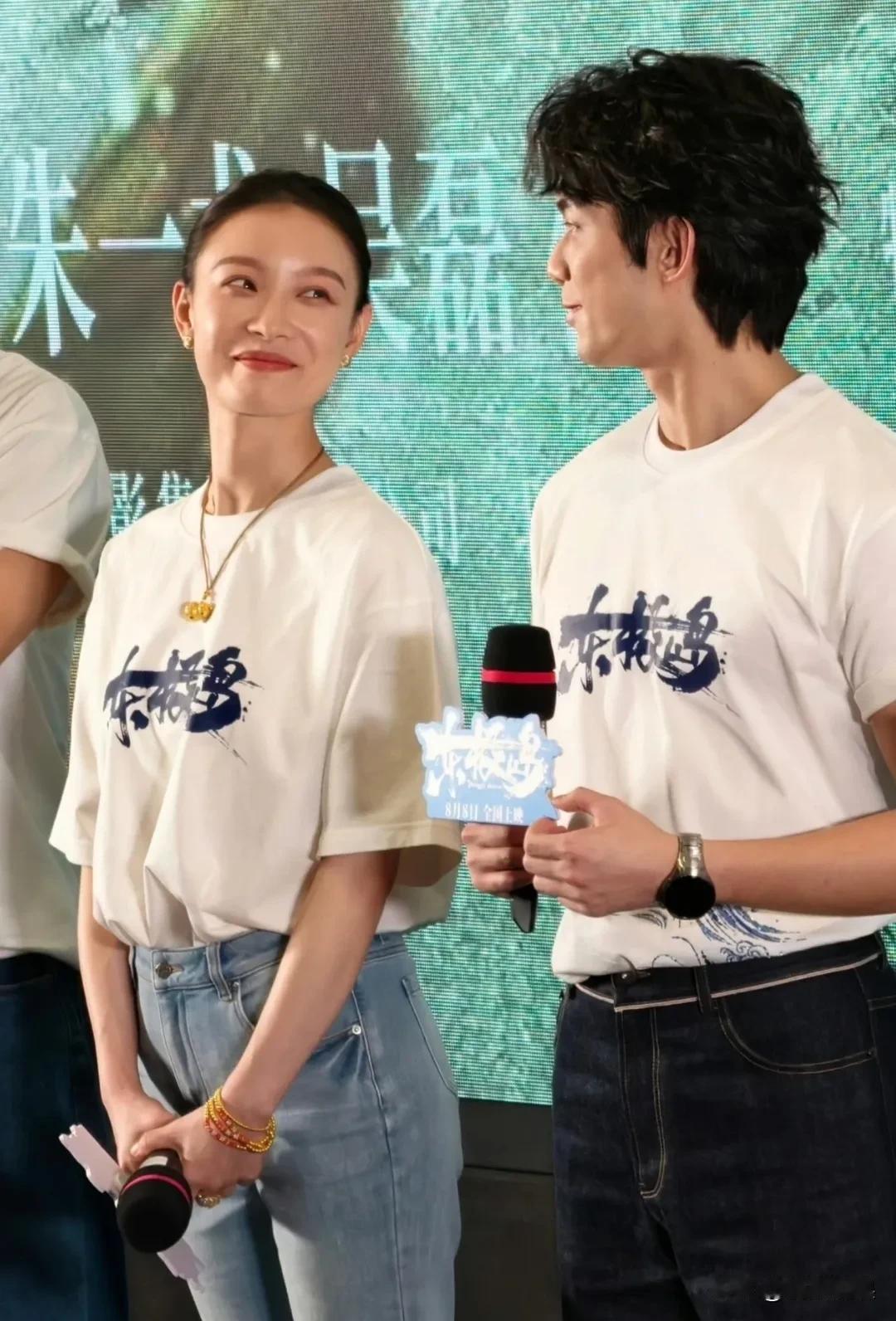 回眸一笑百媚生，倪妮这侧头对着吴磊一笑，谁顶得住？
倪妮现身电影《东极岛》的宣传