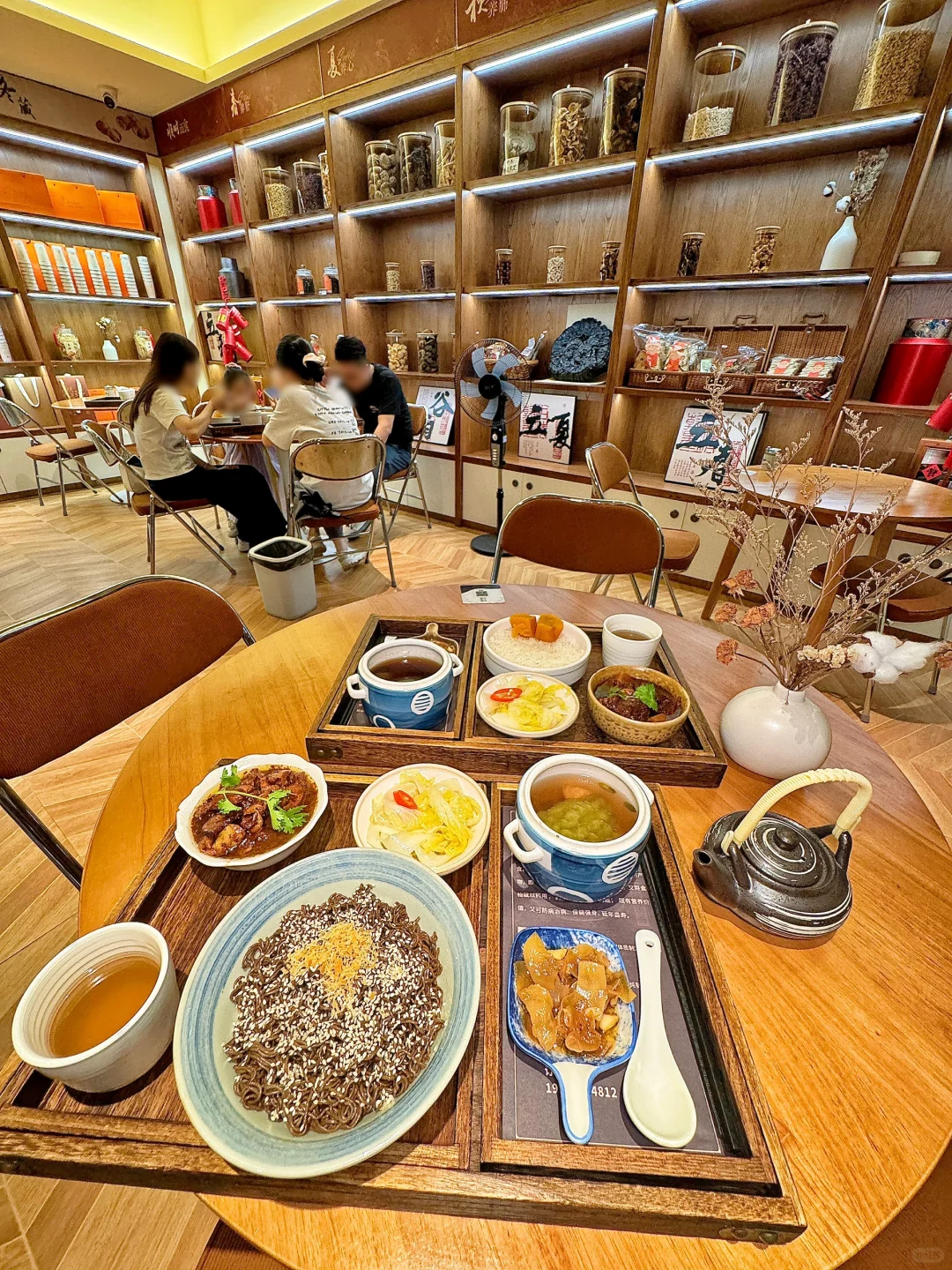揭阳养生局next level…药店里也能吃晚餐！
