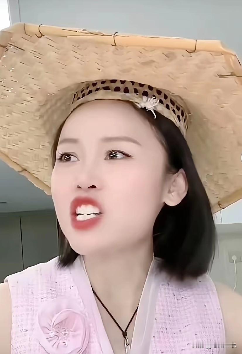 网红草帽最近在直播间里讲自己亲身经历的事情，在网上引起了很大的争论，很多网友仔细