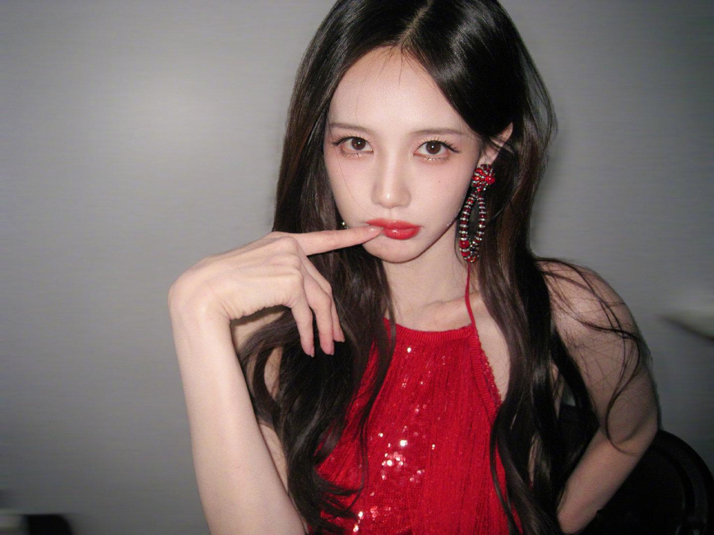 李一桐李一桐红流苏裸背长裙李一桐宠粉第一人啊！！还专门发了小年红包红流苏裸背造型